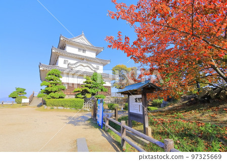 【香川縣】紅葉紅葉的秋天丸龜城（現存的天守閣和石牆） 97325669