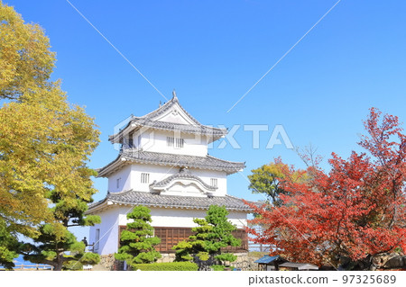 【香川縣】紅葉紅葉的秋天丸龜城（現存的天守閣和石牆） 97325689