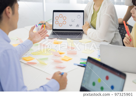 大學生在小組工作中工作的學生的手 97325901