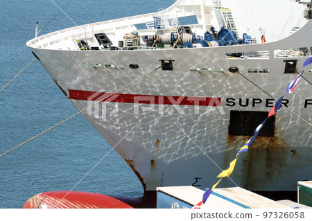 一艘遊輪停靠在撒丁島南端的卡利亞里港 一艘遊輪停靠在撒丁島南端的卡利亞里港 97326058