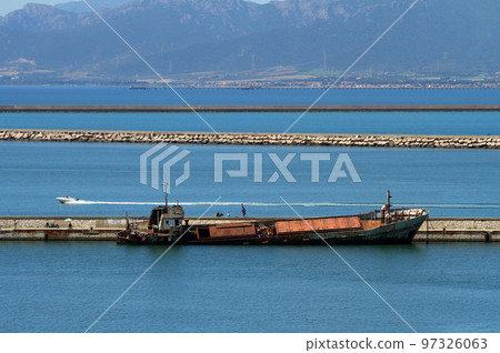 撒丁島南端卡利亞里港的港口景觀 97326063