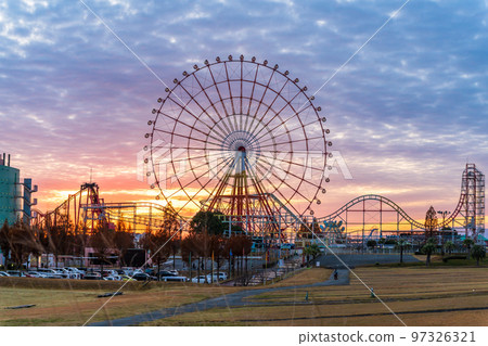 Sunset amusement park scenery (Amusement park with Japan's largest Ferris wheel) Greenland Sunset amusement park scenery (Amusement park with Japan's largest Ferris wheel) Greenland 97326321
