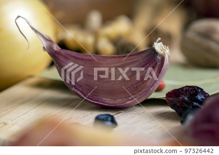 Garlic on the kitchen table during cooking 97326442