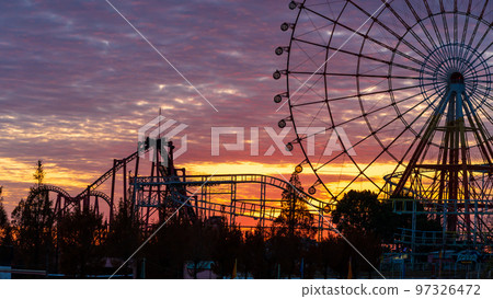 日落遊樂園風景（擁有日本最大摩天輪的遊樂園）格陵蘭島 97326472