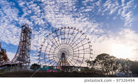 沐浴在陽光下的遊樂園風景(擁有日本最大摩天輪的遊樂園)格陵蘭島 沐浴在陽光下的遊樂園風景(擁有日本最大摩天輪的遊樂園)格陵蘭島 97326494