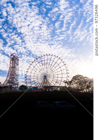 沐浴在陽光下的遊樂園風景(擁有日本最大摩天輪的遊樂園)格陵蘭島 沐浴在陽光下的遊樂園風景(擁有日本最大摩天輪的遊樂園)格陵蘭島 97326496