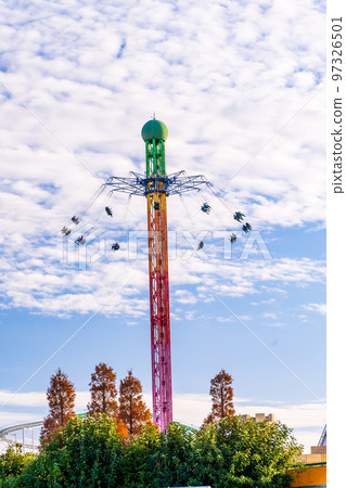 Amusement park scenery bathed in sunlight (Amusement park with Japan's largest Ferris wheel) Greenland Amusement park scenery bathed in sunlight (Amusement park with Japan's largest Ferris wheel) Greenland 97326501