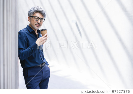 男性肖像 97327576