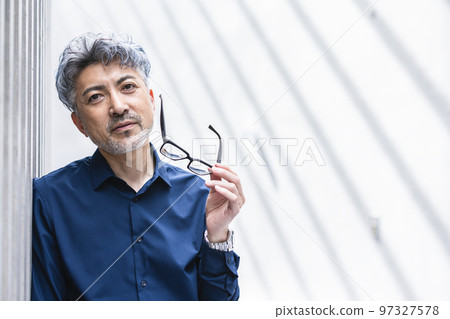 男性肖像 97327578
