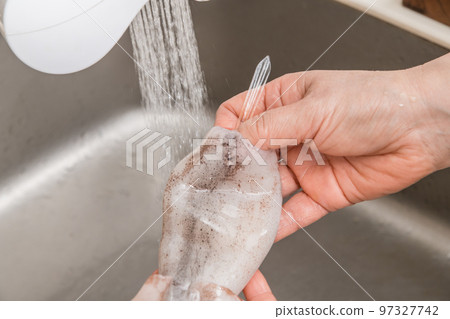 [中年家庭主婦準備魷魚，從它身上取出骨頭] 97327742