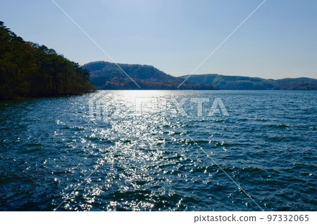 Glittering surface of Lake Inawashiro 97332065