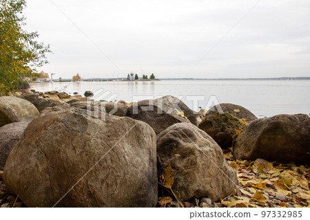 Large stones on the shore of the lake in autumn 97332985