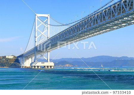 [德島縣]從觀光船上看到的大鳴門橋和漩渦（鳴門漩渦） 97333410