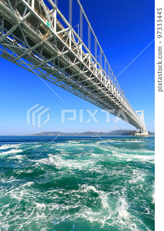 [德島縣]從觀光船上看到的大鳴門橋和漩渦（鳴門漩渦） 97333445