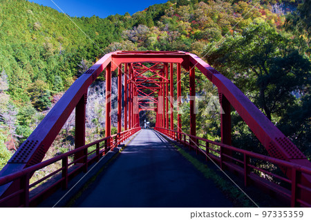 跨壩大橋紅色鋼架 97335359