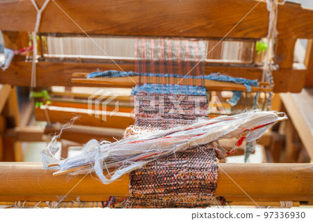 撕破的布和織布機 97336930