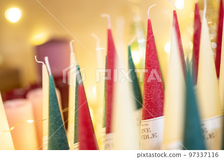 聖誕之夜，蠟燭在桌子上排成一排 97337116