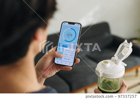 使用健康管理應用程序的男士 97337257