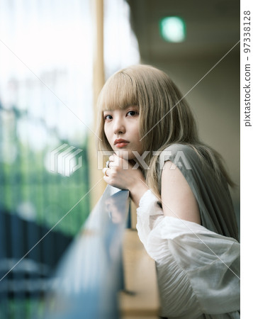 A blonde lady 97338128