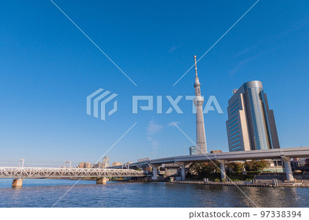 晴朗的隅田川和東京晴空塔 晴朗的隅田川和東京晴空塔 97338394