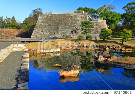 [Hyogo Prefecture] Ako Castle in fine weather Honmaru Oike Izumi and castle tower 97340961