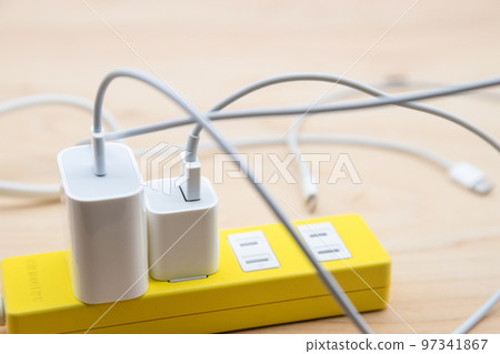 黃色配電盤和交流適配器 黃色配電盤和交流適配器 97341867