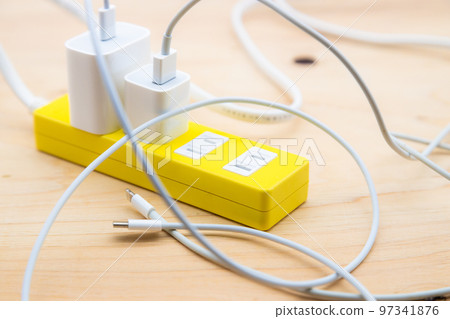 黃色配電盤和交流適配器 97341876