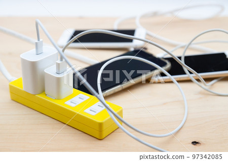 Electronic device charging　Power cable and smartphone　 97342085