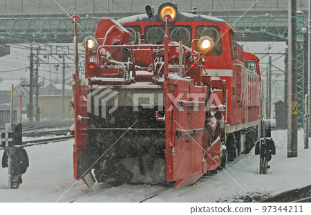 羽越本線 Niitsu JR East DD14-317 + DE10-1680 (Nagaoka) Tokusetsu 97344211