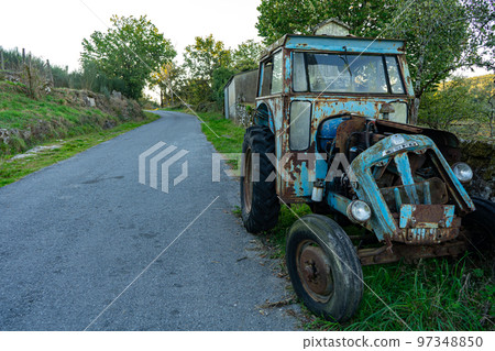 abandoned agricultural tracor 97348850