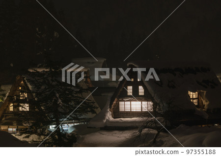 冬天的白川鄉,五箇山的夜景 冬天的白川鄉,五箇山的夜景 97355188