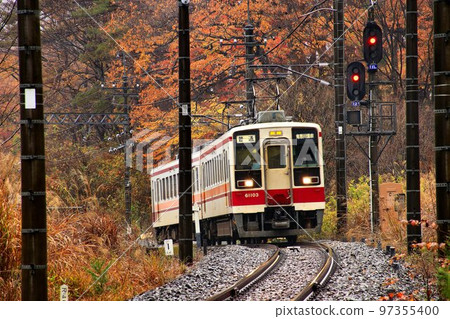 Traveling along the Kinu Road in the autumn leaves…Between Kinugawa Park and Kinugawa Onsen Station, “6050 Series” 97355400