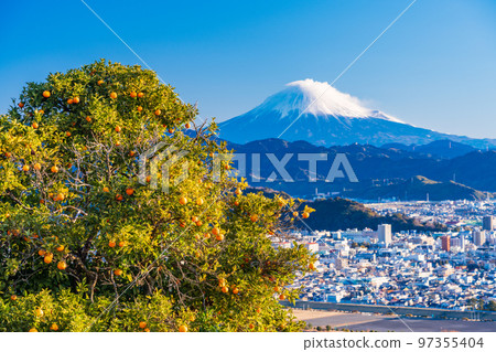 (靜岡縣)越過橘子田富士山的靜岡市街景 (靜岡縣)越過橘子田富士山的靜岡市街景 97355404