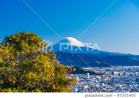 (靜岡縣)越過橘子田富士山的靜岡市街景 (靜岡縣)越過橘子田富士山的靜岡市街景 97355405