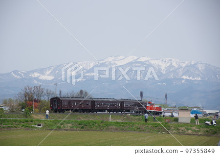 Aterazawa Line near Uzen Kanazawa Snowy mountains and an old passenger train Aterazawa Line near Uzen Kanazawa Snowy mountains and an old passenger train 97355849