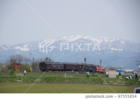 Aterazawa Line near Uzen Kanazawa Snowy mountains and an old passenger train Aterazawa Line near Uzen Kanazawa Snowy mountains and an old passenger train 97355854