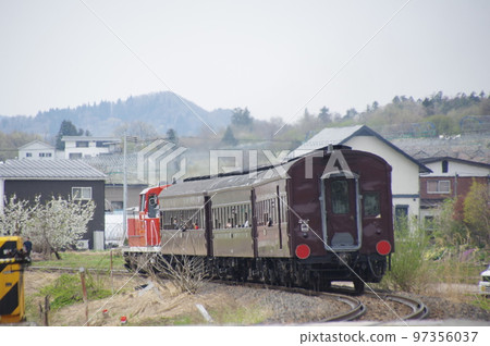 Near Uzen-Takamatsu Station on the Aterazawa Line Old passenger train 97356037
