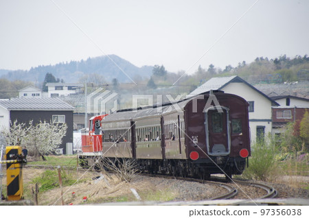 Near Uzen-Takamatsu Station on the Aterazawa Line Old passenger train 97356038