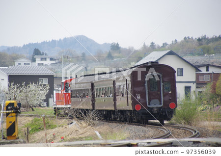 Near Uzen-Takamatsu Station on the Aterazawa Line Old passenger train 97356039