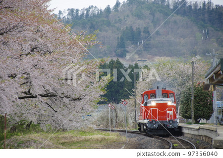 Aterazawa Line Uzen-Takamatsu Station Sakura and Single Machine DE10 1651 97356040