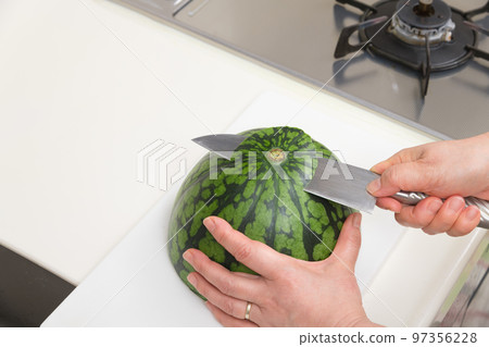 [Middle housewife makes cut watermelon] 97356228