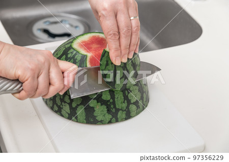 [Middle housewife makes cut watermelon] 97356229