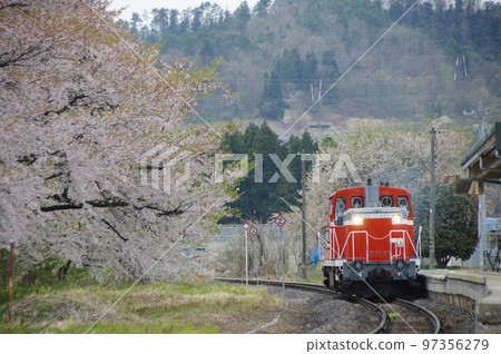 寺澤線宇前高松站櫻花和單機DE10 1651 寺澤線宇前高松站櫻花和單機DE10 1651 97356279