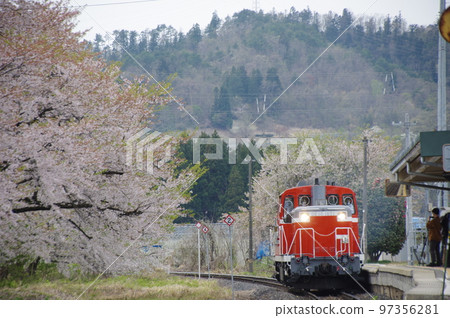 Aterazawa Line Uzen-Takamatsu Station Sakura and Single Machine DE10 1651 Aterazawa Line Uzen-Takamatsu Station Sakura and Single Machine DE10 1651 97356281