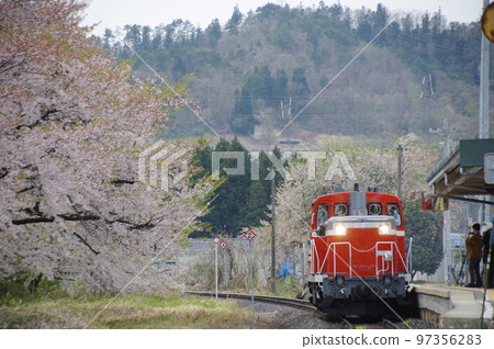寺澤線宇前高松站櫻花和單機DE10 1651 寺澤線宇前高松站櫻花和單機DE10 1651 97356283