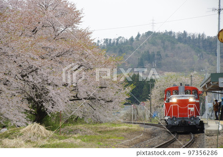 寺澤線宇前高松站櫻花和單機DE10 1651 寺澤線宇前高松站櫻花和單機DE10 1651 97356286