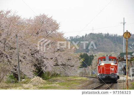 Aterazawa Line Uzen-Takamatsu Station Sakura and Single Machine DE10 1651 97356323