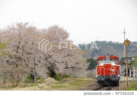 Aterazawa Line Uzen-Takamatsu Station Sakura and Single Machine DE10 1651 Aterazawa Line Uzen-Takamatsu Station Sakura and Single Machine DE10 1651 97356328