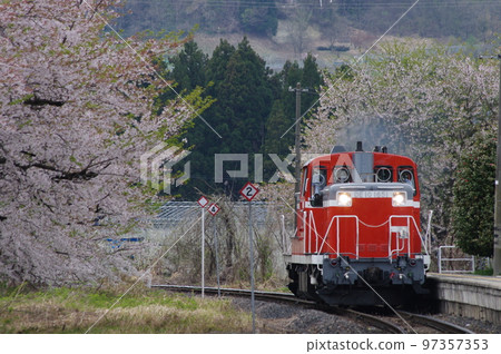寺澤線宇前高松站櫻花和單機DE10 1651 寺澤線宇前高松站櫻花和單機DE10 1651 97357353