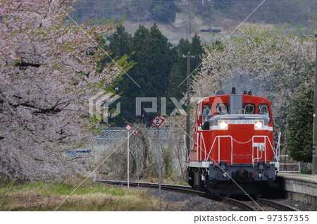 Aterazawa Line Uzen-Takamatsu Station Sakura and Single Machine DE10 1651 Aterazawa Line Uzen-Takamatsu Station Sakura and Single Machine DE10 1651 97357355
